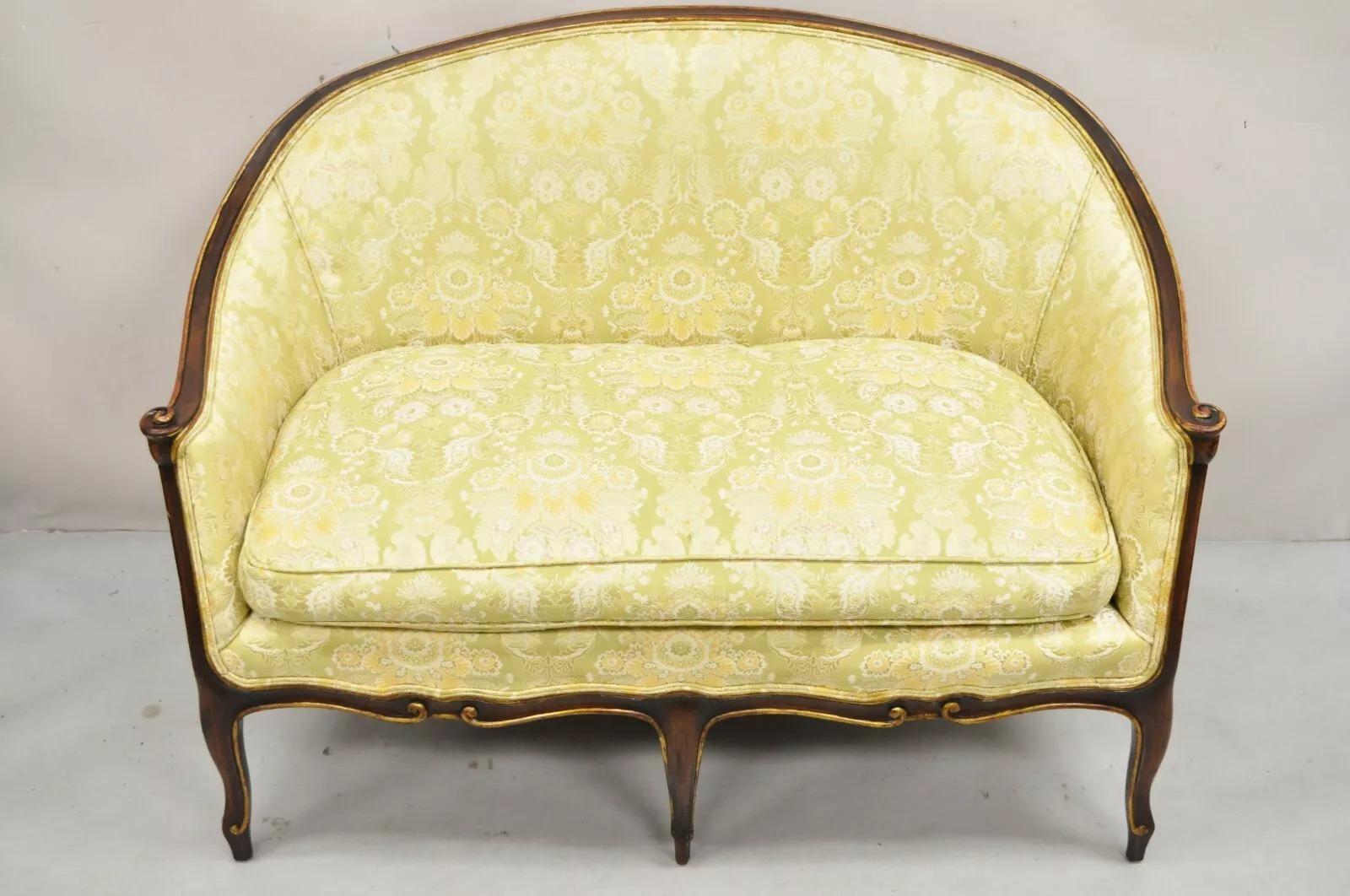 Vintage French Hollywood Regency Barrel Back Loveseat Settee Sofà imbottito in vendita 4