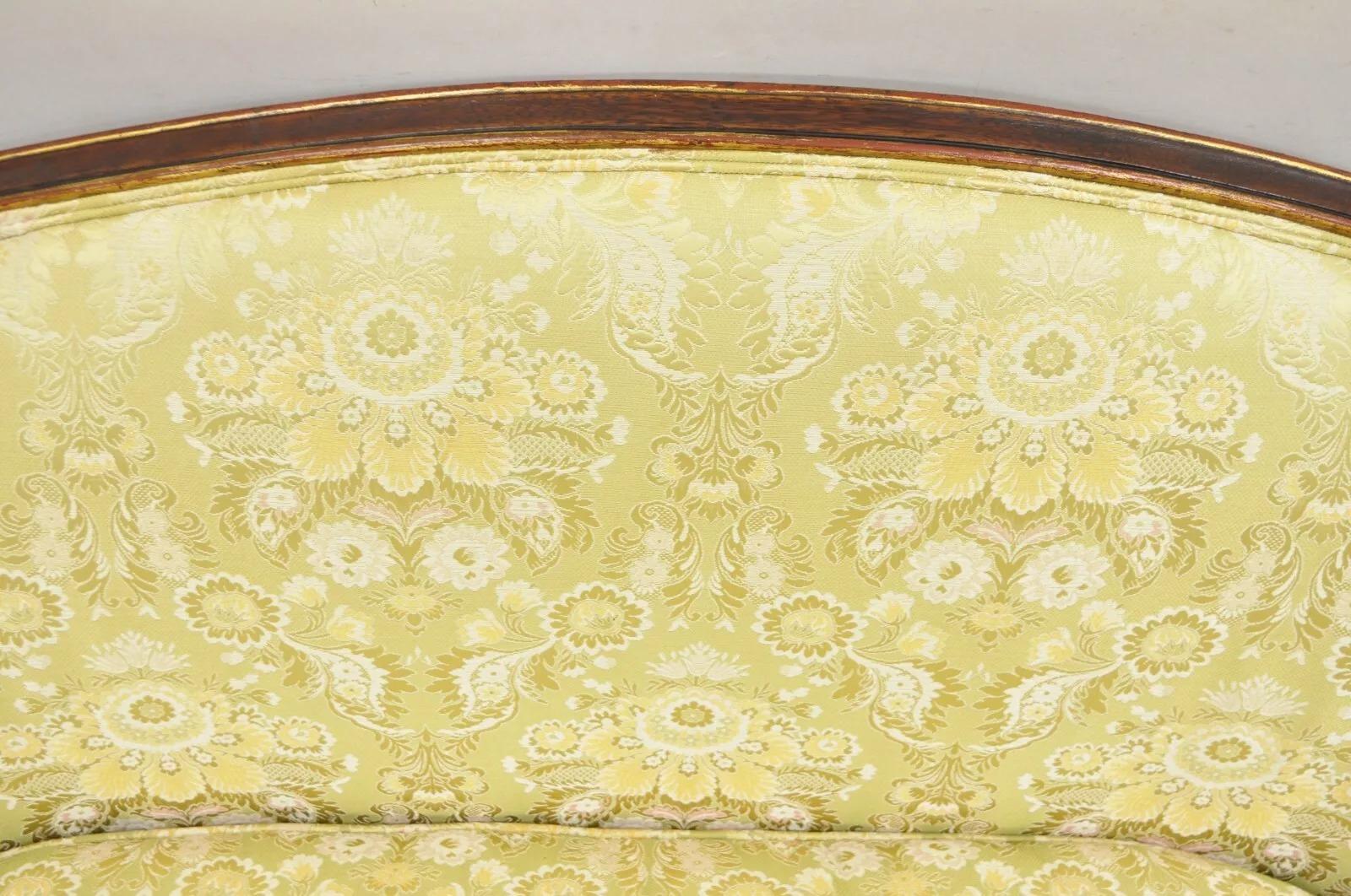 Vintage French Hollywood Regency Barrel Back Loveseat Settee Sofà imbottito In condizioni buone in vendita a Philadelphia, PA