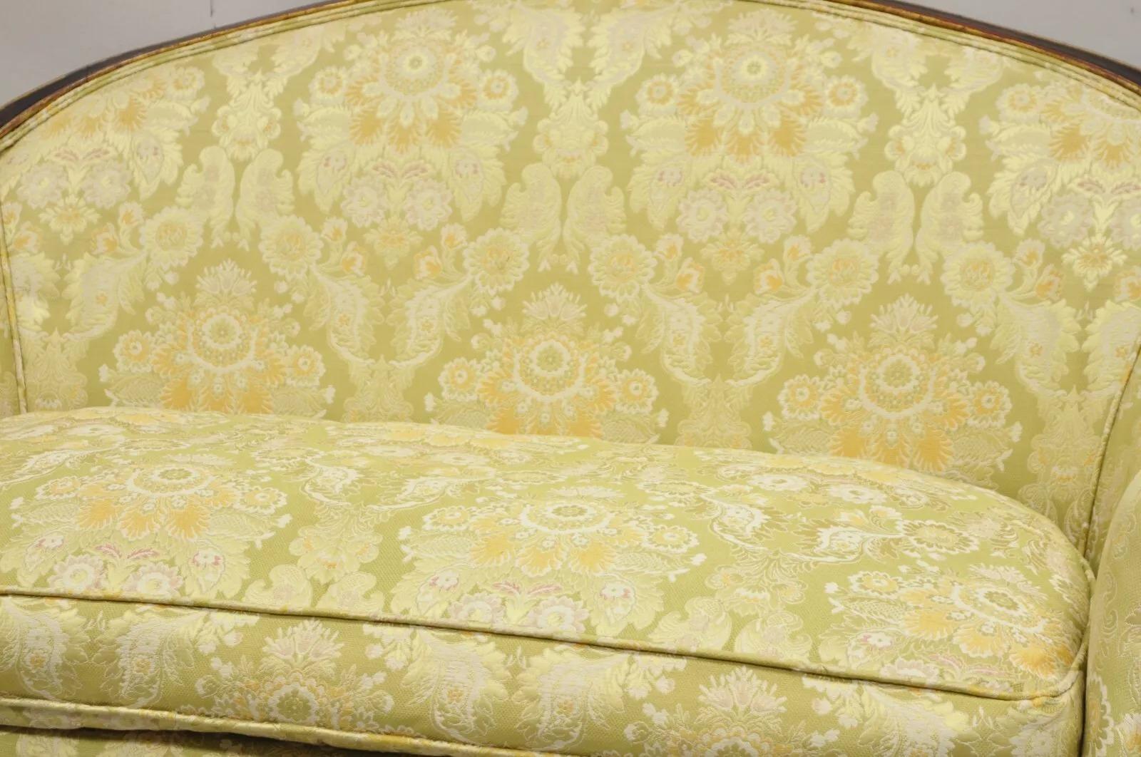 Vintage French Hollywood Regency Barrel Back Loveseat Settee Sofà imbottito in vendita 1