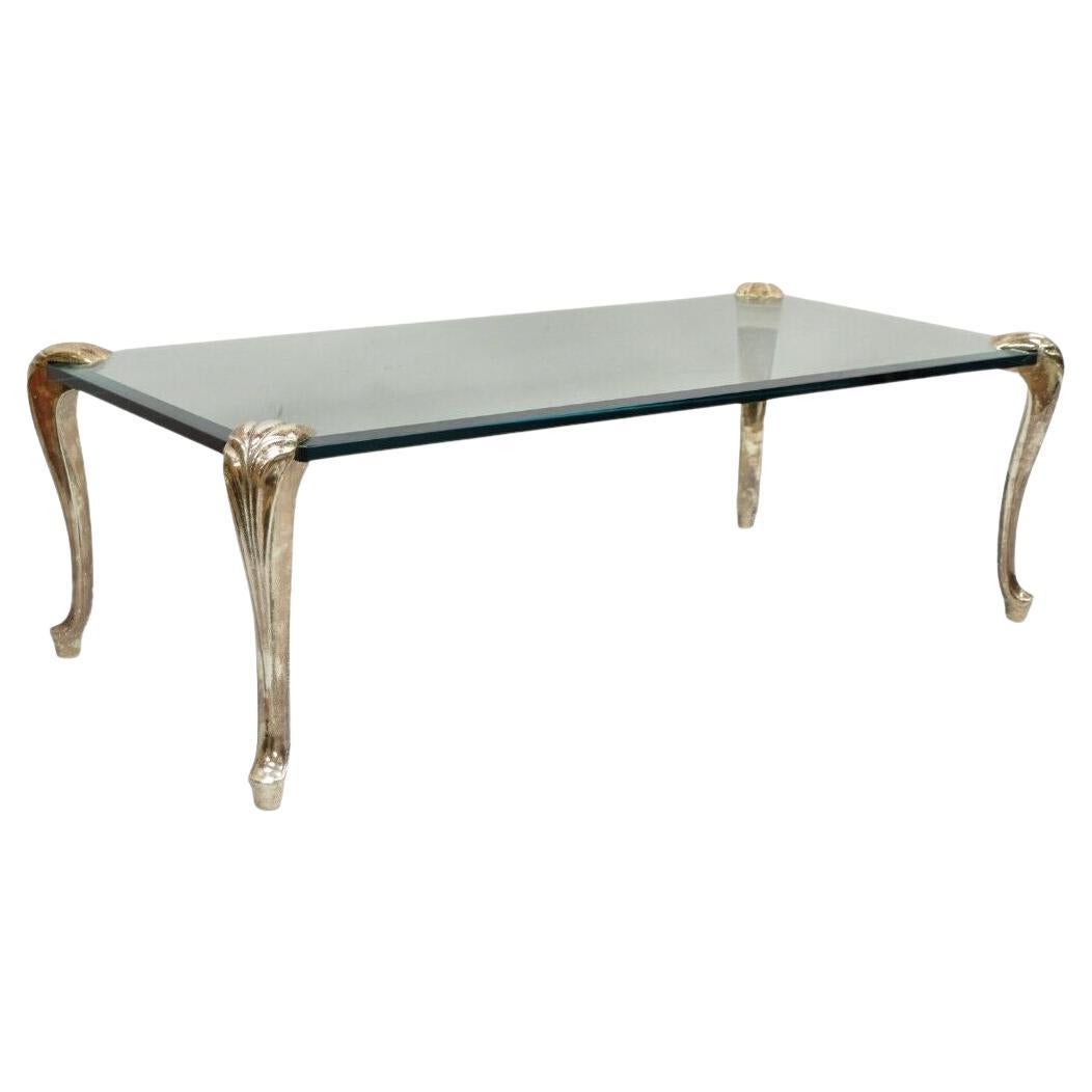 Table basse vintage française Hollywood Regency avec pieds cabriole en verre biseauté et bronze en vente