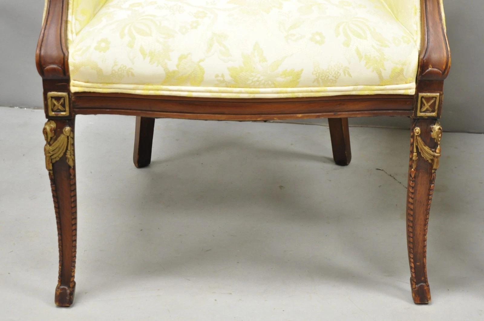 Sedie da salotto in mogano intagliato d'epoca Hollywood Regency - una coppia in vendita 5