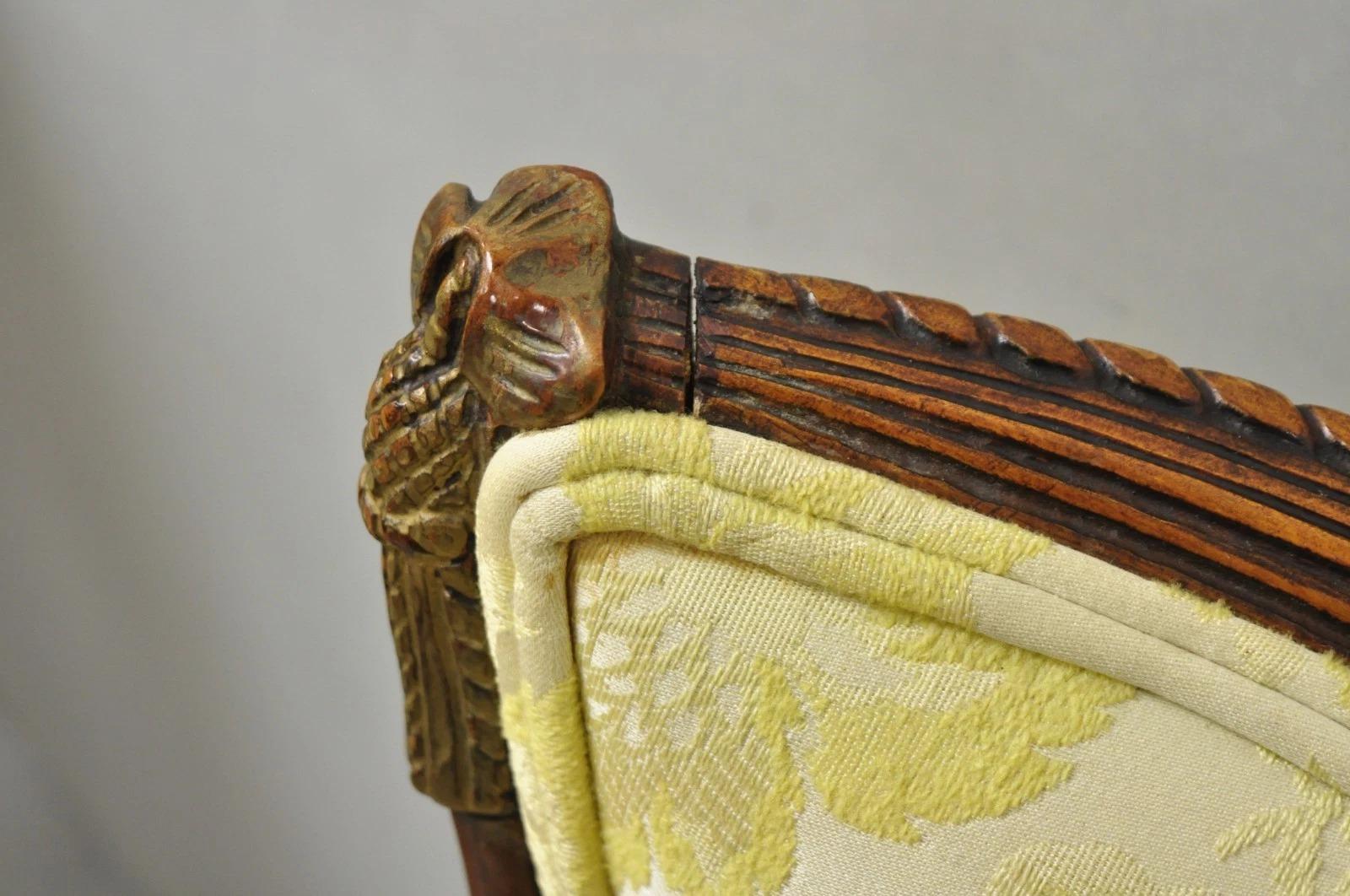 Sedie da salotto in mogano intagliato d'epoca Hollywood Regency - una coppia in vendita 7