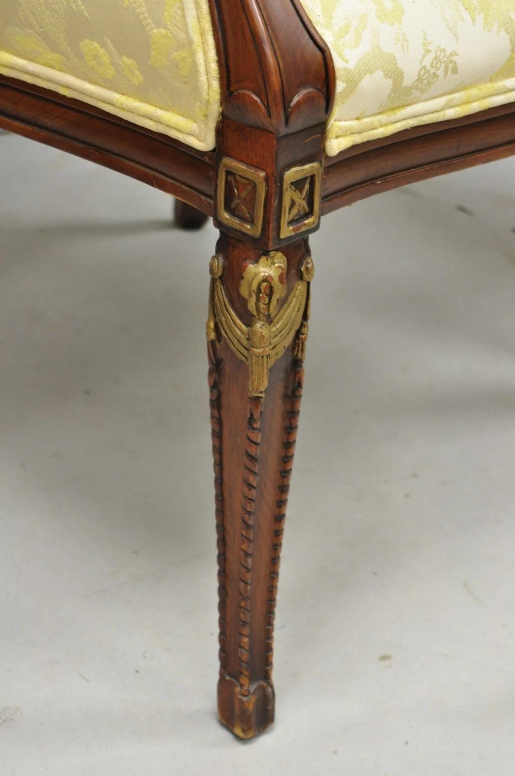 Sedie da salotto in mogano intagliato d'epoca Hollywood Regency - una coppia in vendita 9