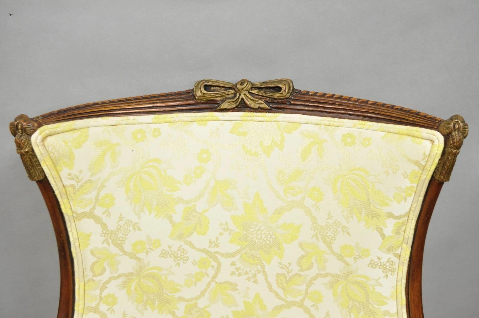 XX secolo Sedie da salotto in mogano intagliato d'epoca Hollywood Regency - una coppia in vendita