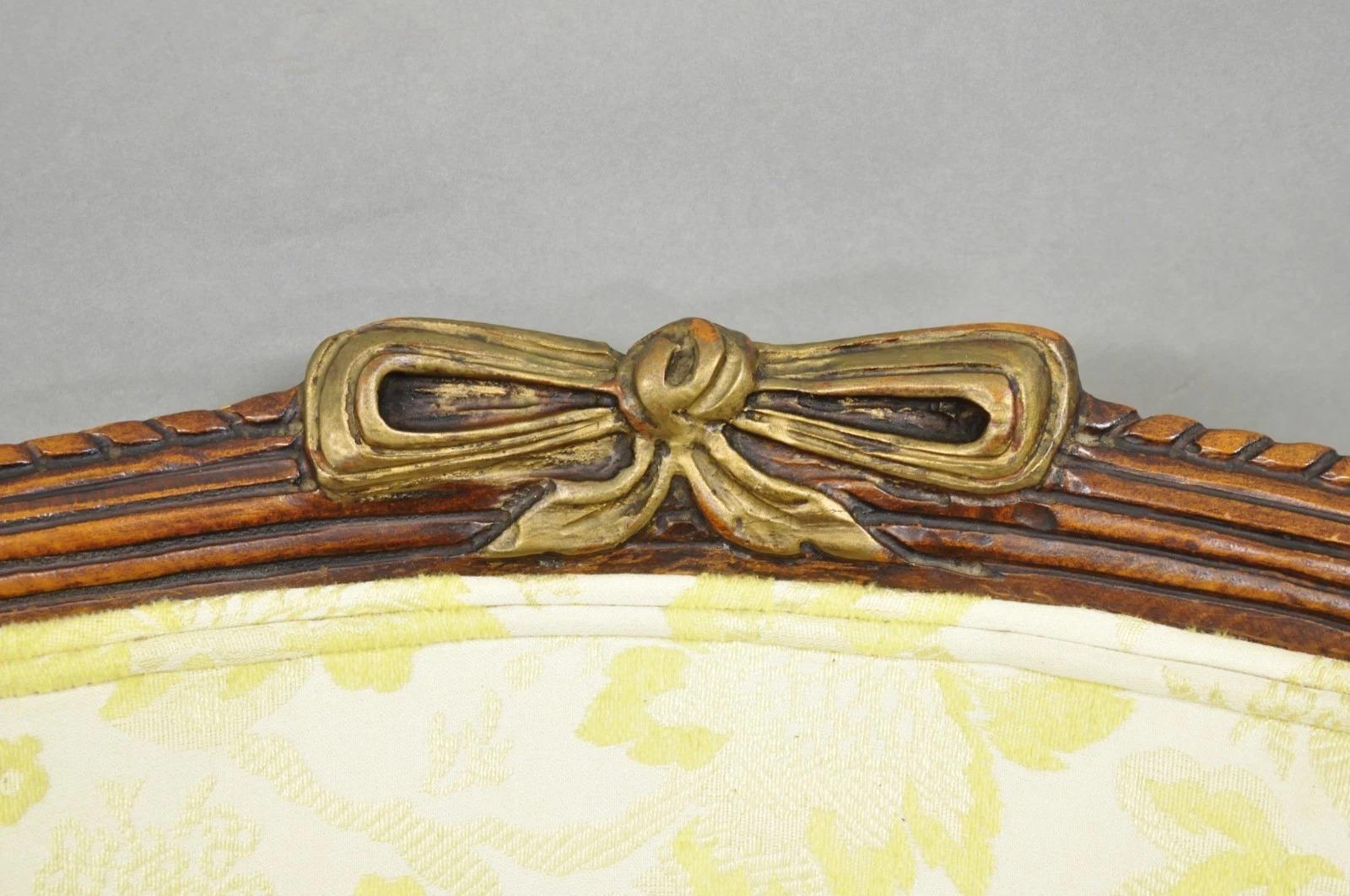 Tessuto Sedie da salotto in mogano intagliato d'epoca Hollywood Regency - una coppia in vendita