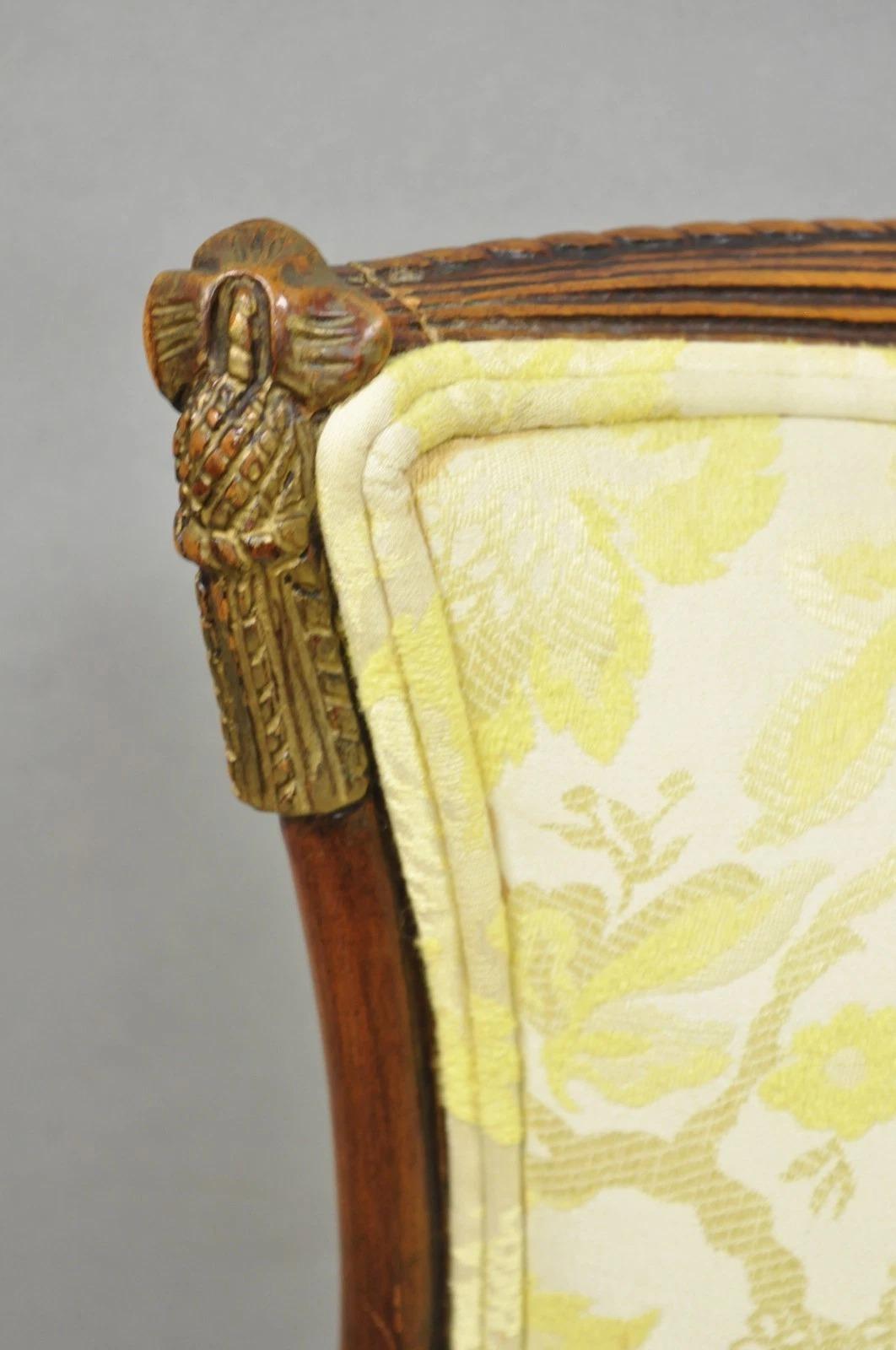 Sedie da salotto in mogano intagliato d'epoca Hollywood Regency - una coppia in vendita 1