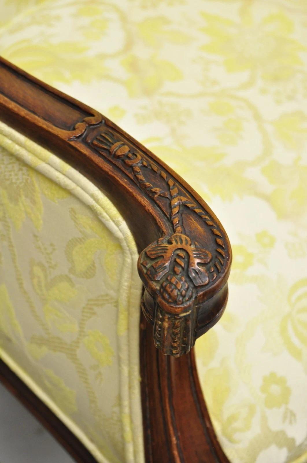 Sedie da salotto in mogano intagliato d'epoca Hollywood Regency - una coppia in vendita 2