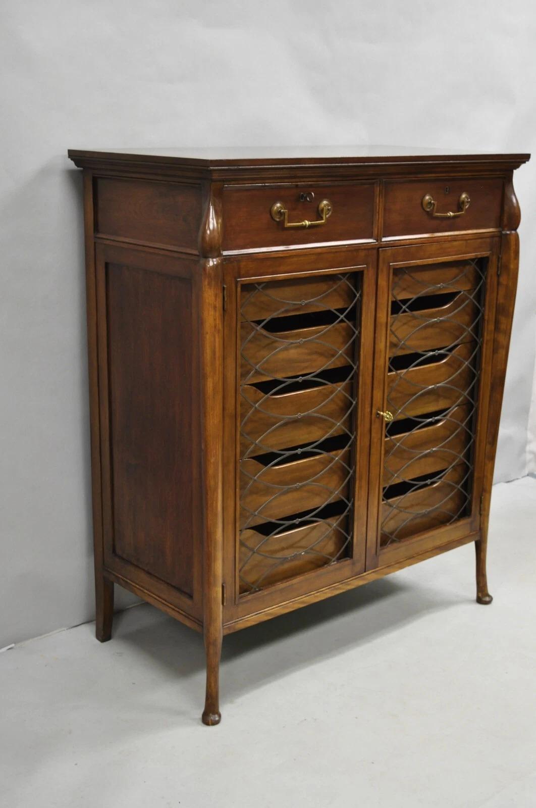 Vintage French Hollywood Regency Custom Tall Chest Highboy Dresser with 7 Drawers and 2 Metal Lattice Swing Doors. Certaines parties de la table présentent une finition laquée 