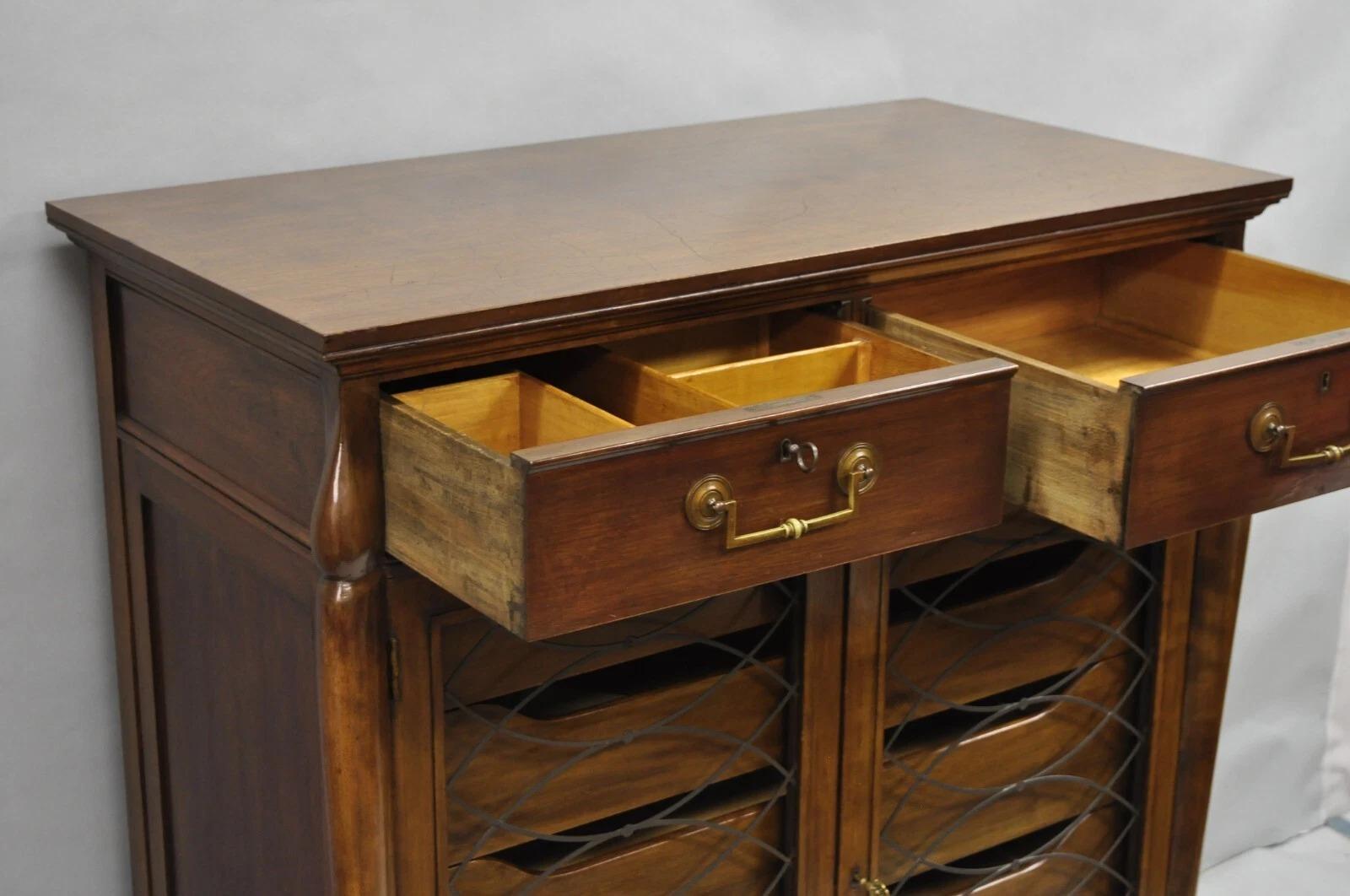 Noyer Vintage Français Hollywood Regency Custom Walnut Tall Chest Highboy Dresser en vente