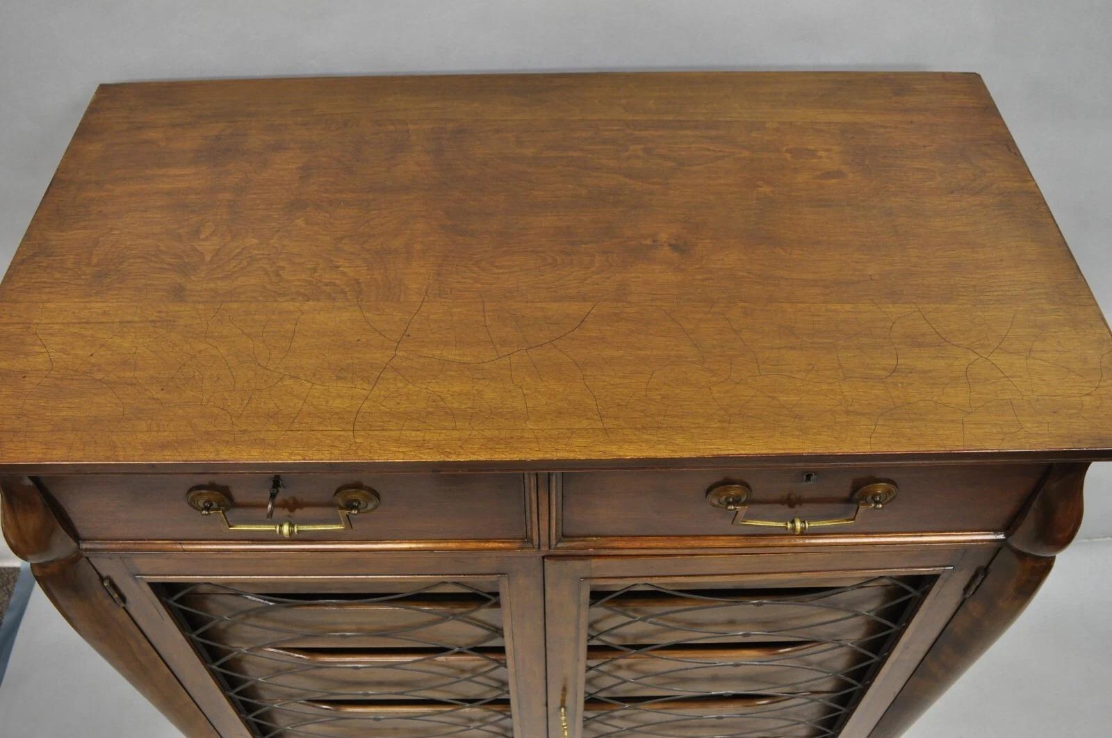 Vintage Français Hollywood Regency Custom Walnut Tall Chest Highboy Dresser en vente 1