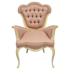 Französischer Hollywood-Regency-Sessel mit ausgestelltem Arm, cremefarben lackiert, rosa