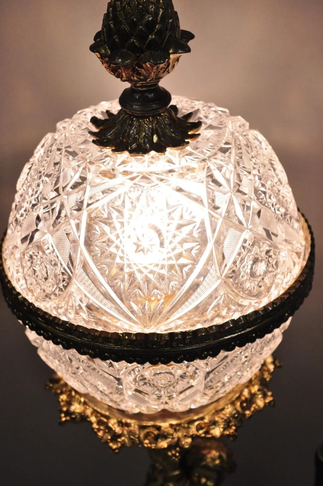 Vintage French Hollywood Regency Gold Cherub Crystal Glass Globe Table Lamp en vente 6