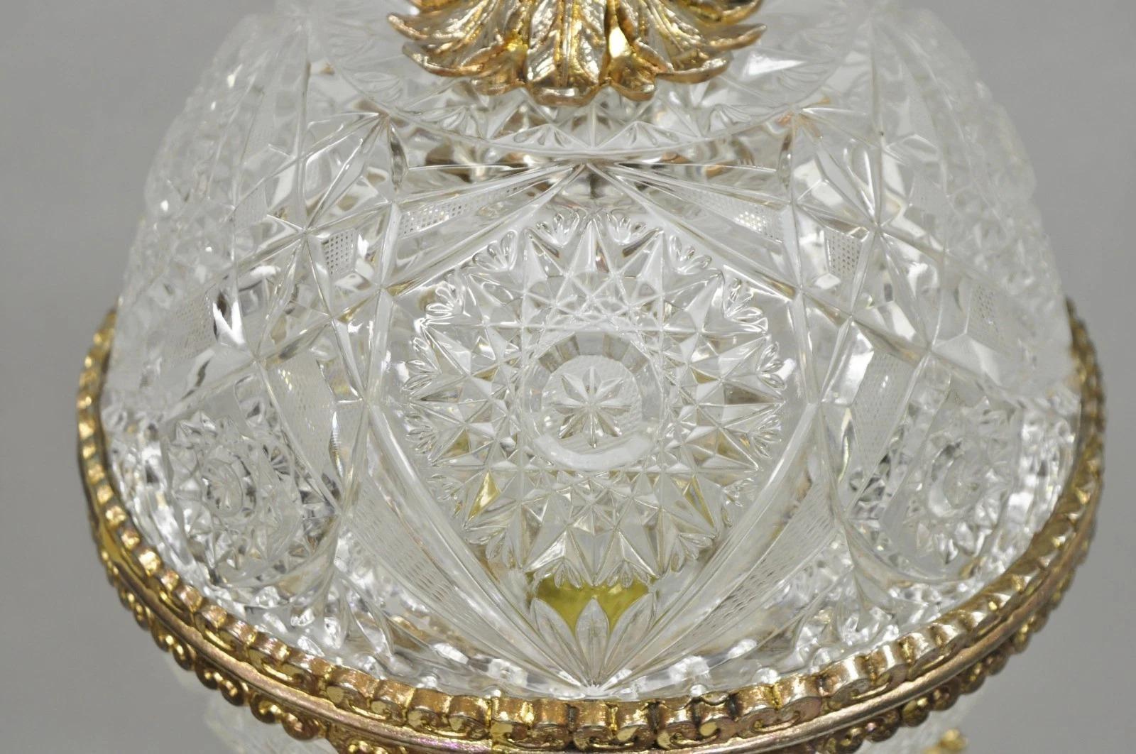 20ième siècle Vintage French Hollywood Regency Gold Cherub Crystal Glass Globe Table Lamp en vente