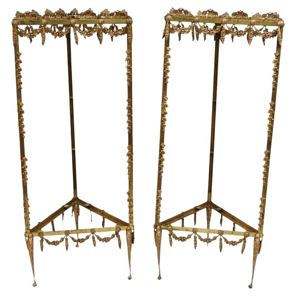 Vintage Französisch Hollywood Regency verziert Messing dreieckige Etagere Ständer - Paar