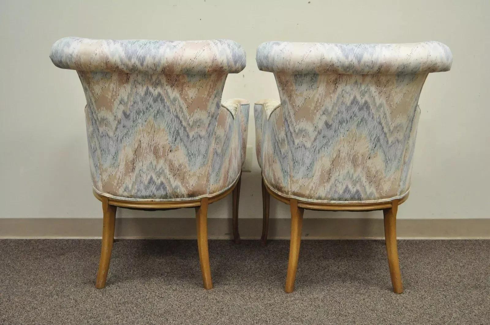 Fauteuils de salon à dossier roulé - une paire en vente 3