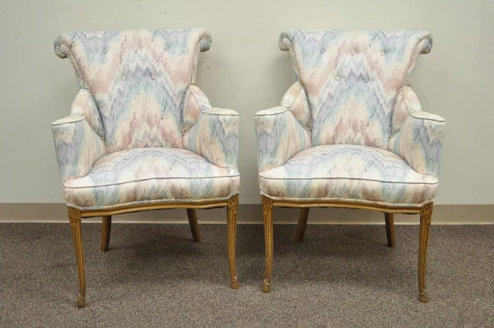 Fauteuils de salon à dossier roulé - une paire en vente 4