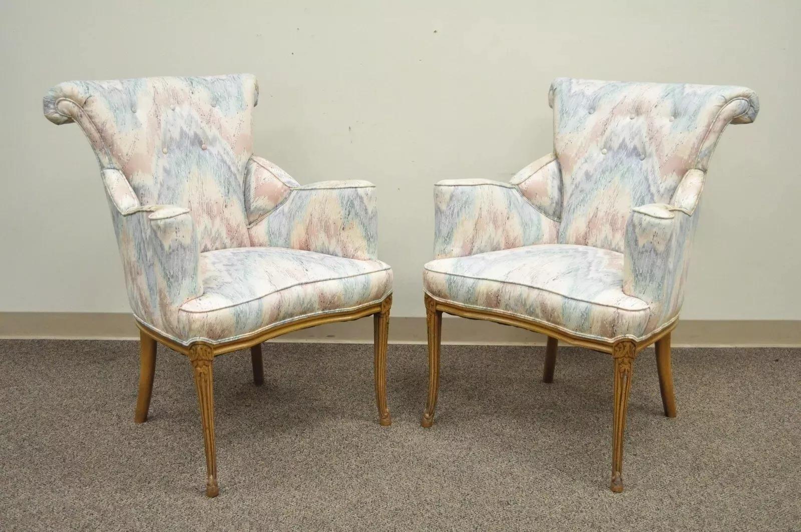Fauteuils de salon à dossier roulé, Vintage French Hollywood Regency - une paire. L'article se caractérise par des cadres en acajou massif, des dossiers roulés, des accoudoirs évasés spectaculaires, des pieds sculptés et effilés, de véritables