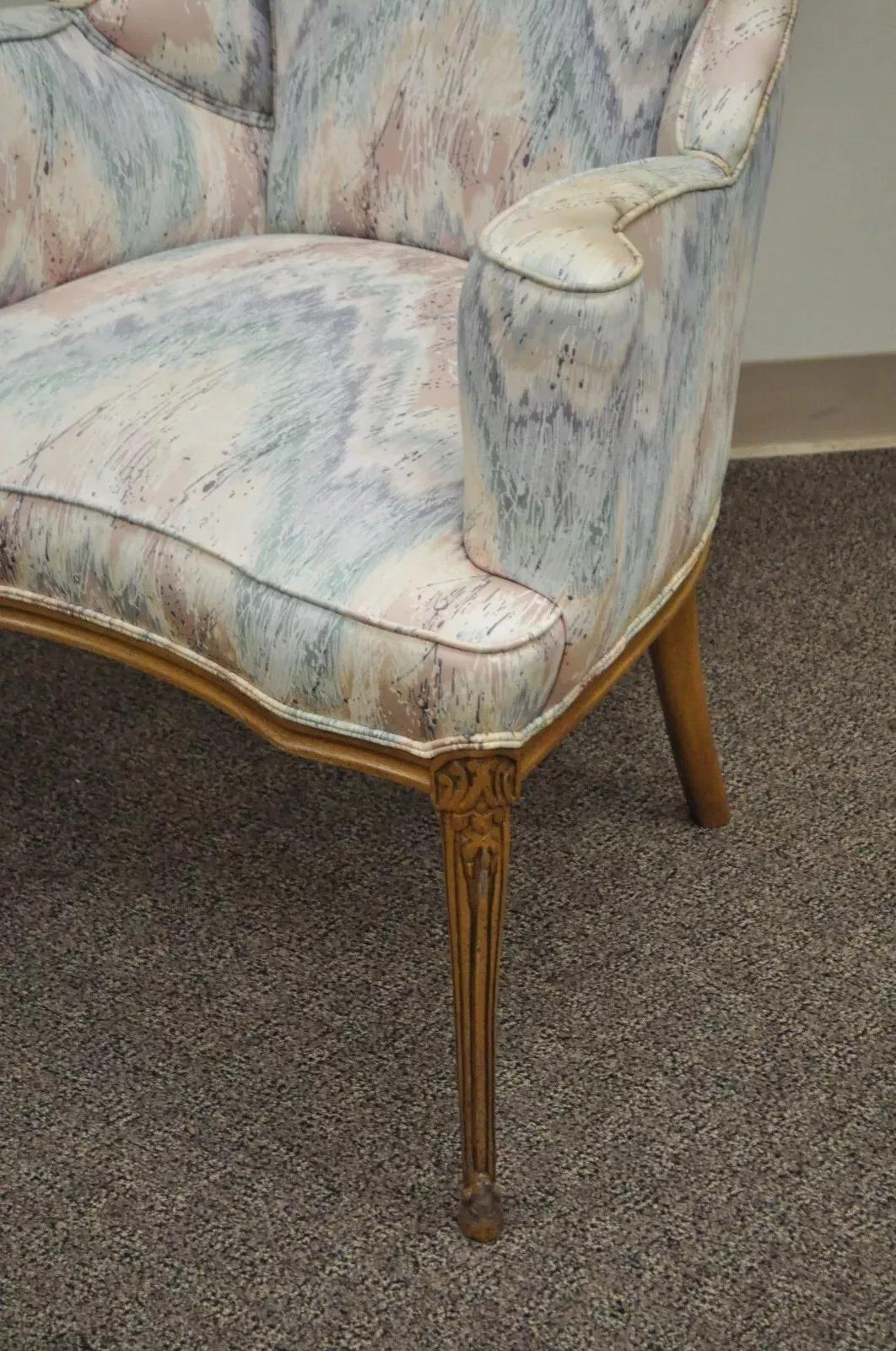 Hollywood Regency Fauteuils de salon à dossier roulé - une paire en vente