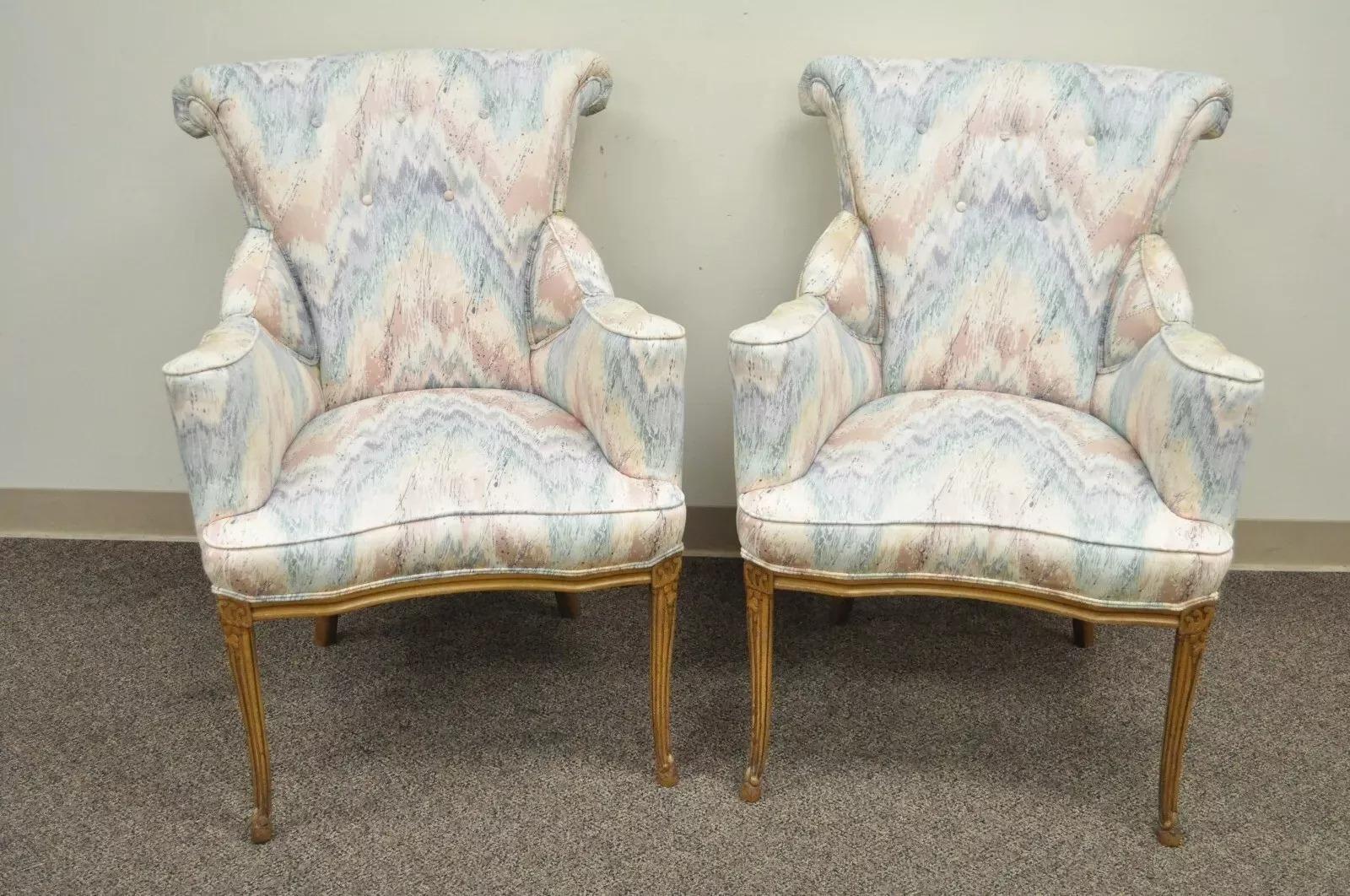 Inconnu Fauteuils de salon à dossier roulé - une paire en vente