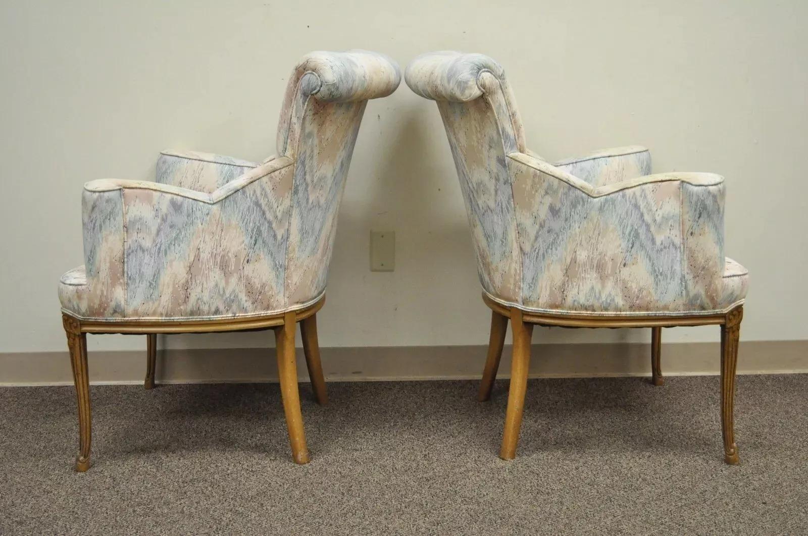 Fauteuils de salon à dossier roulé - une paire Bon état - En vente à Philadelphia, PA