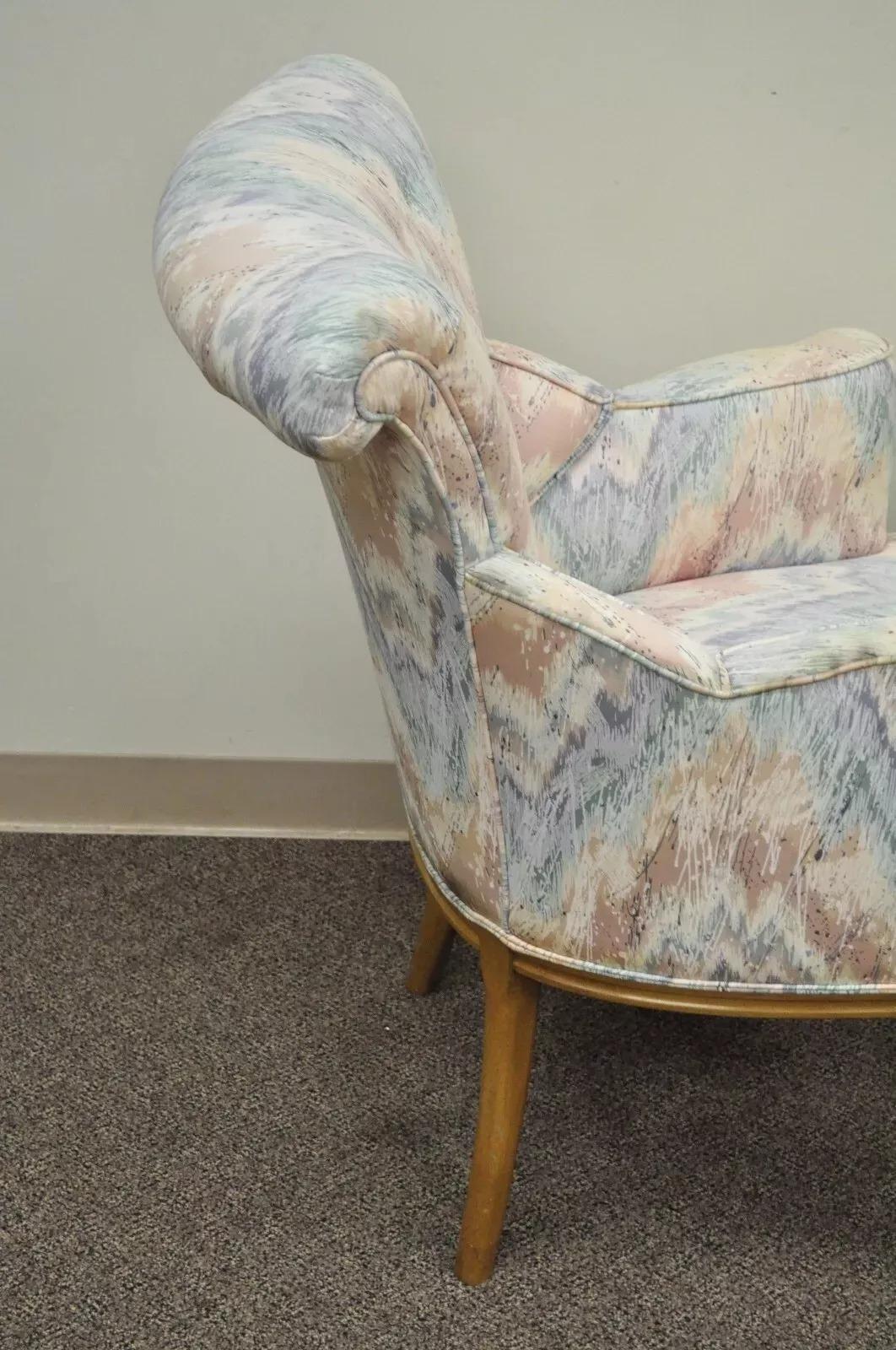 20ième siècle Fauteuils de salon à dossier roulé - une paire en vente