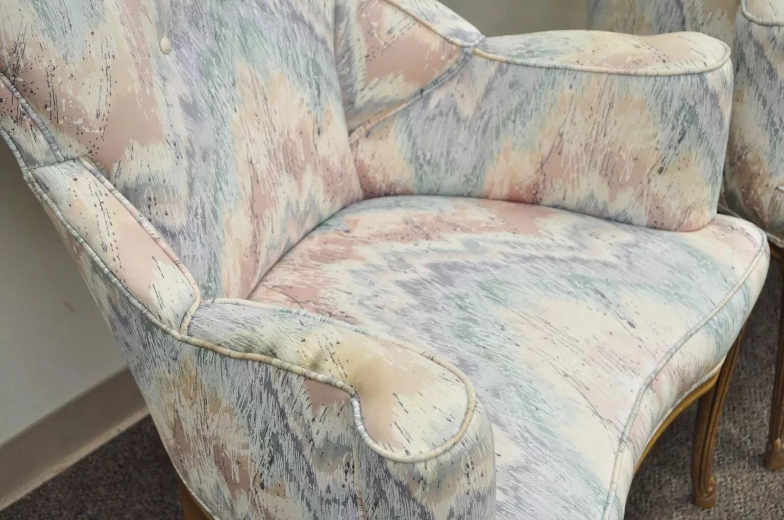 Tissu Fauteuils de salon à dossier roulé - une paire en vente