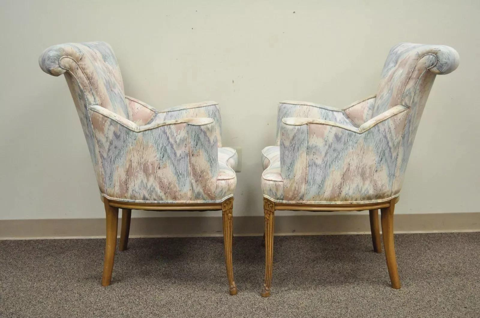 Fauteuils de salon à dossier roulé - une paire en vente 1