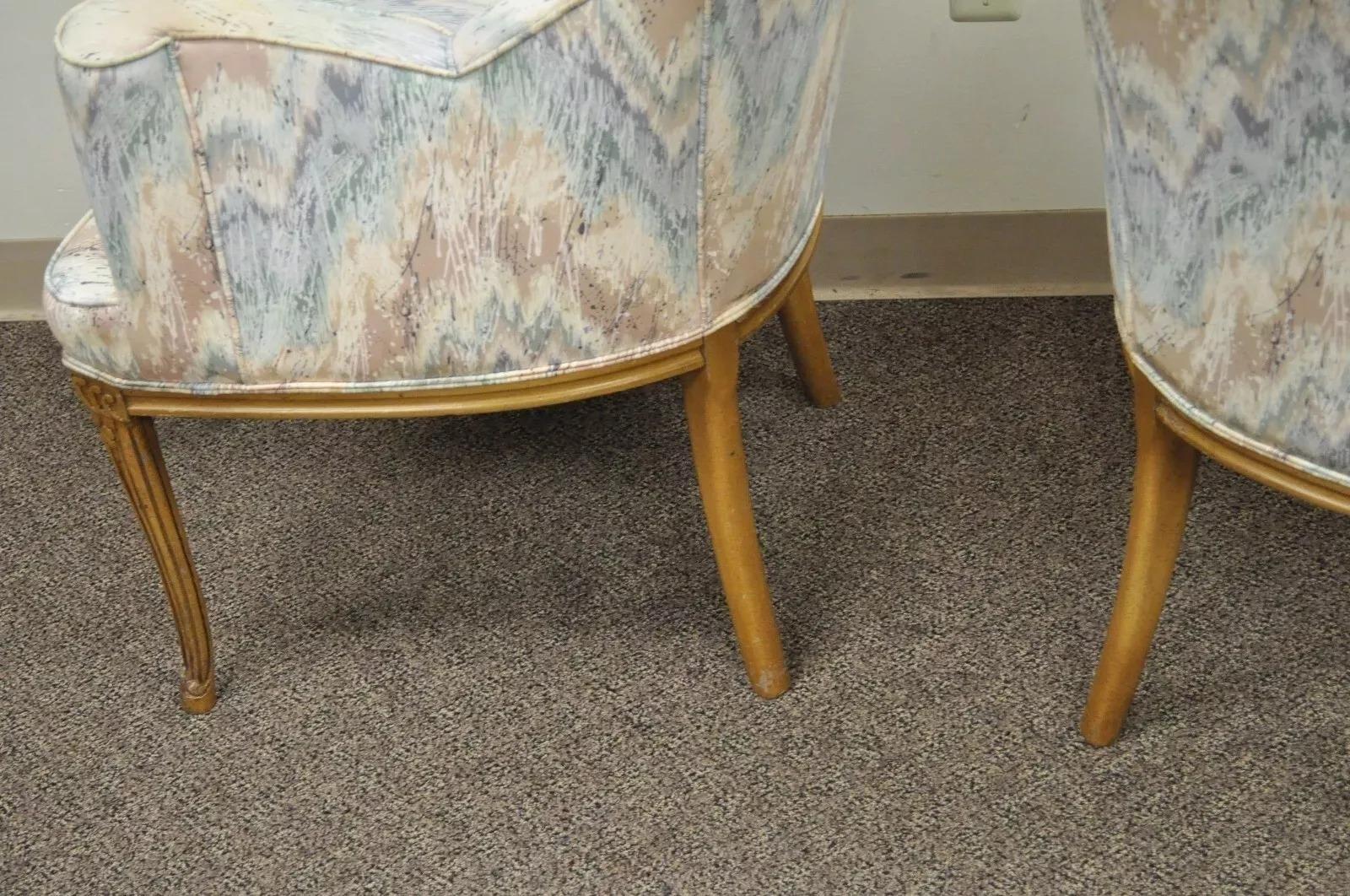 Fauteuils de salon à dossier roulé - une paire en vente 2