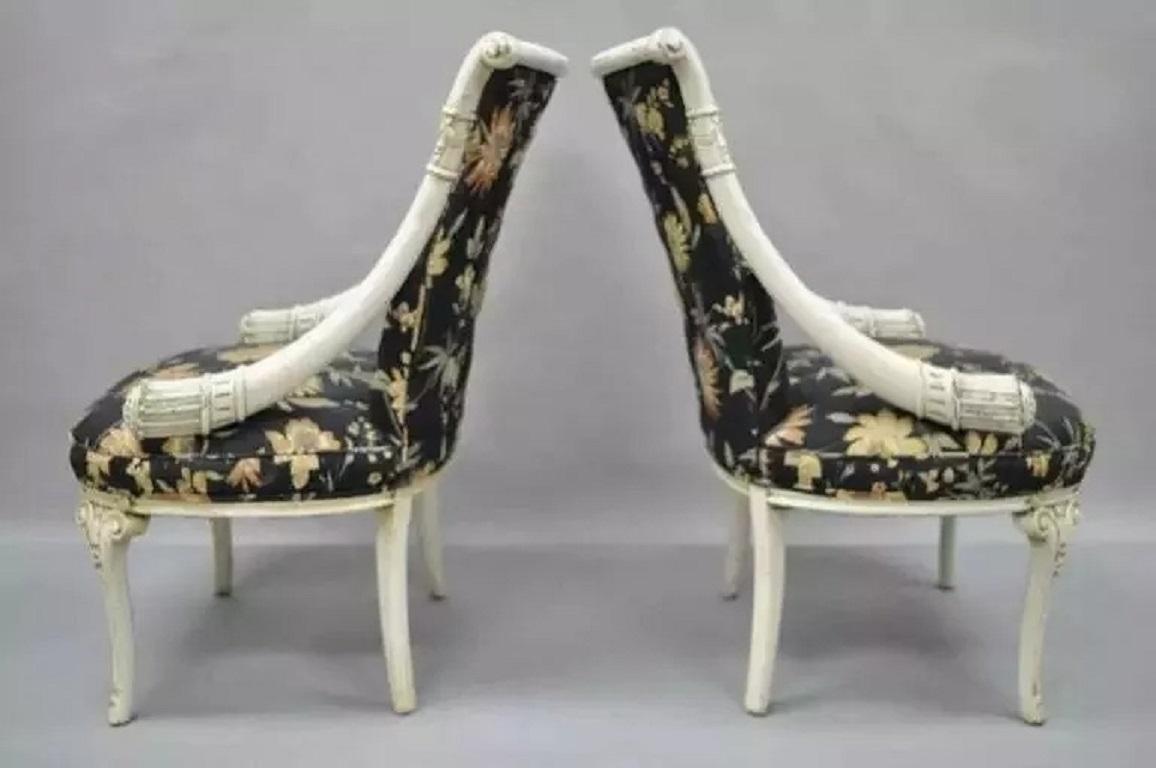 Paire de chaises blanches sculptées en forme de corne d'abondance, style Hollywood Regency en vente 4