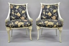 Sedie bianche con cornucopia intagliate in stile Hollywood Regency francese d'epoca - una coppia