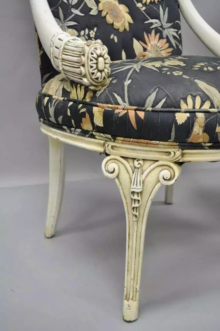 Inconnu Paire de chaises blanches sculptées en forme de corne d'abondance, style Hollywood Regency en vente