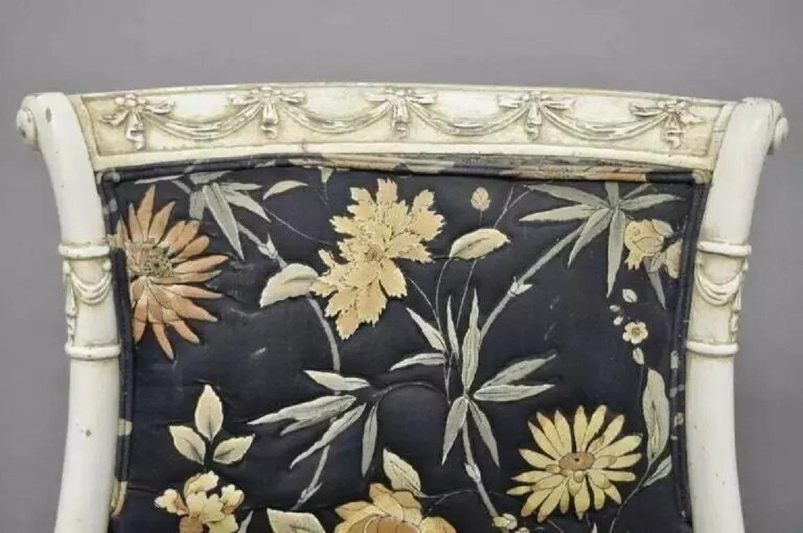 Paire de chaises blanches sculptées en forme de corne d'abondance, style Hollywood Regency Bon état - En vente à Philadelphia, PA
