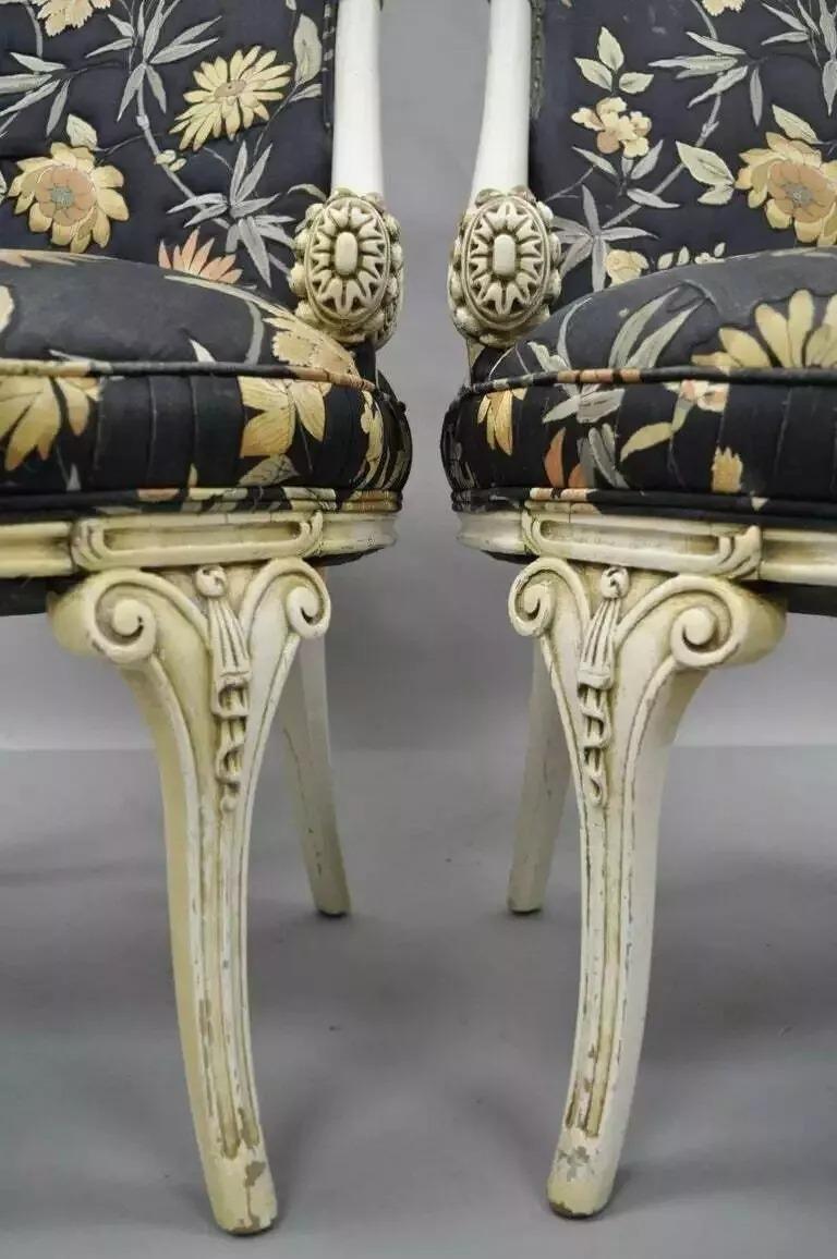 20ième siècle Paire de chaises blanches sculptées en forme de corne d'abondance, style Hollywood Regency en vente