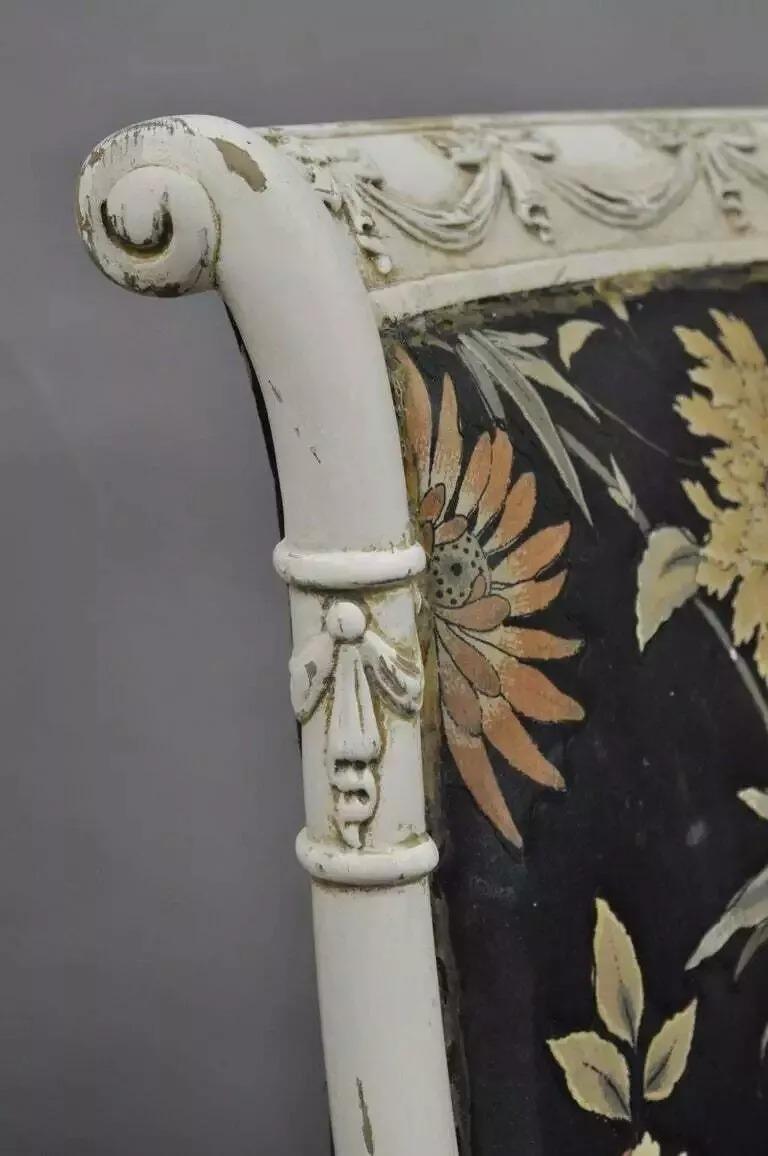 Tissu Paire de chaises blanches sculptées en forme de corne d'abondance, style Hollywood Regency en vente