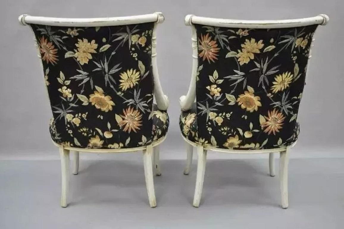 Paire de chaises blanches sculptées en forme de corne d'abondance, style Hollywood Regency en vente 1
