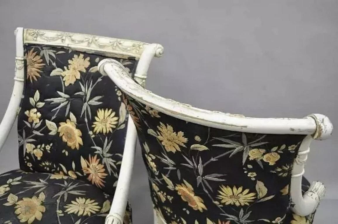 Paire de chaises blanches sculptées en forme de corne d'abondance, style Hollywood Regency en vente 2
