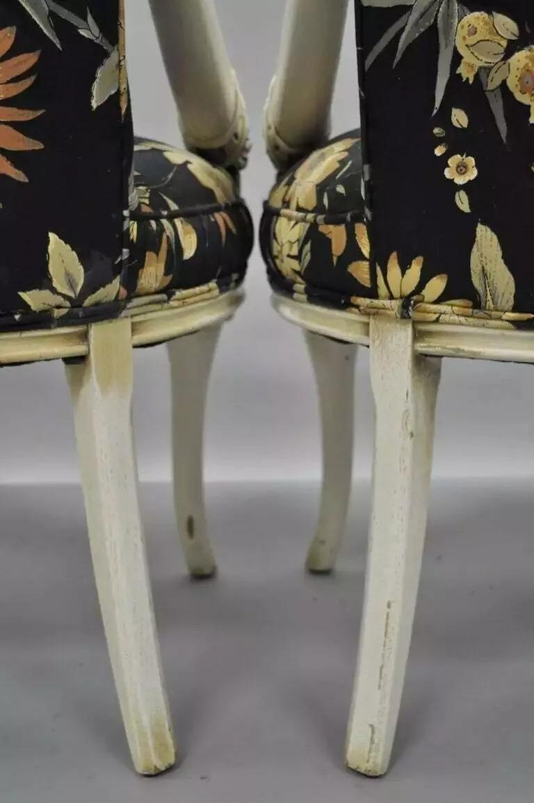 Paire de chaises blanches sculptées en forme de corne d'abondance, style Hollywood Regency en vente 3