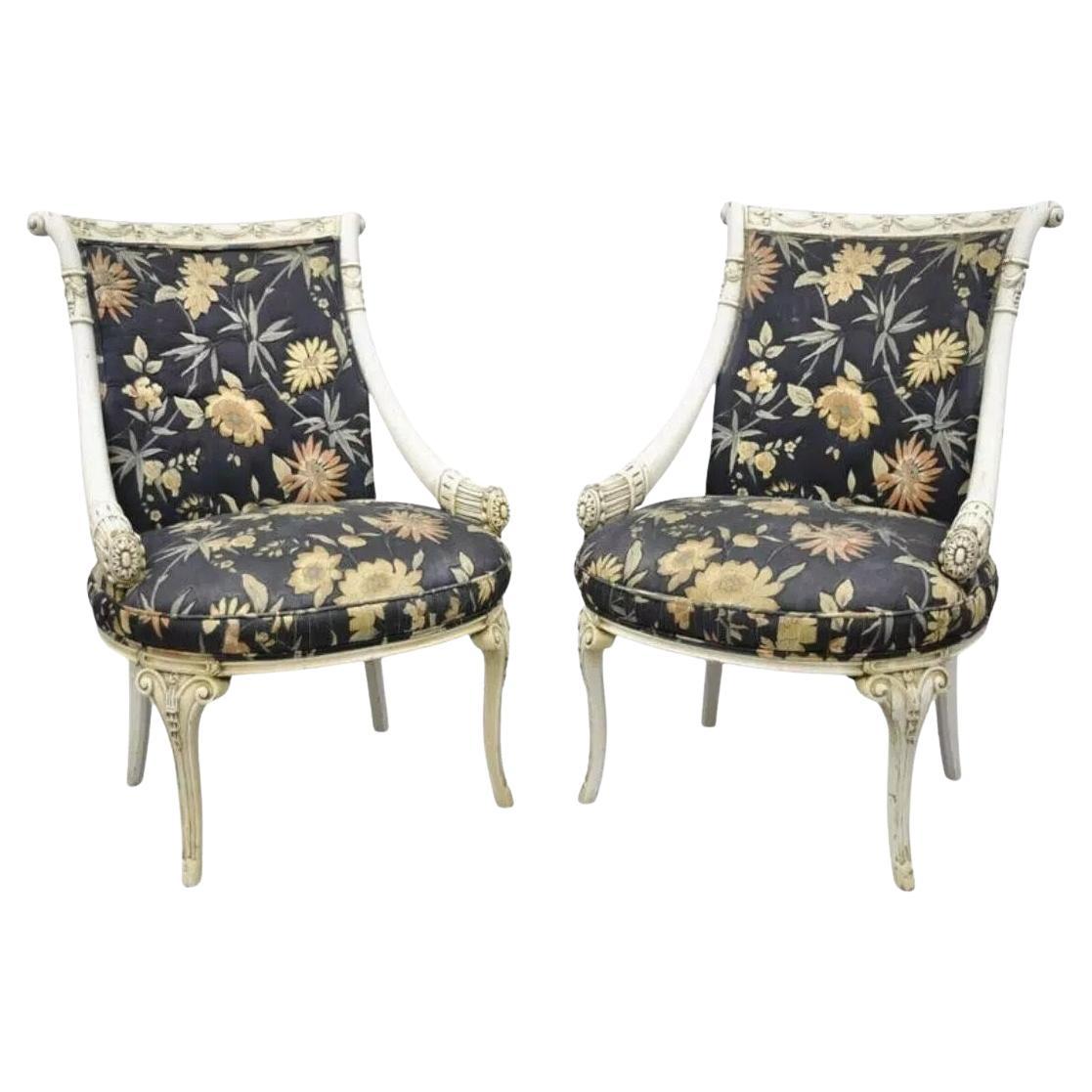 Sedie bianche con cornucopia intagliate in stile Hollywood Regency francese d'epoca - una coppia