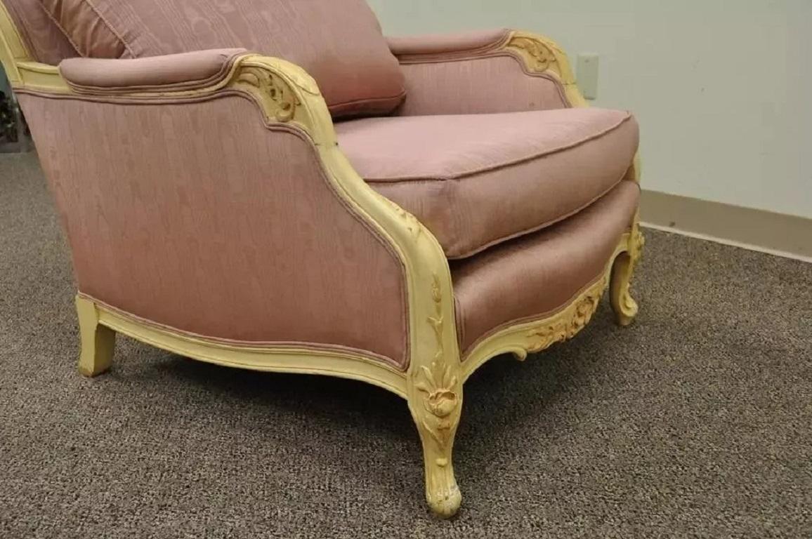 Fauteuil de cheminée de style Hollywood Regency français sculpté en crème en vente 4