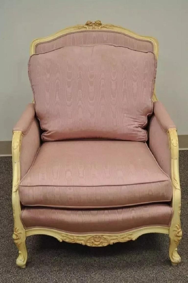 Vintage French Hollywood Regency Style Cream Carved Parlor Fireside Lounge Chair. L'article se caractérise par une forme confortable, des pieds galbés, des sculptures attrayantes, des coussins libres. Circa Mid 20th Century. Dimensions : 37
