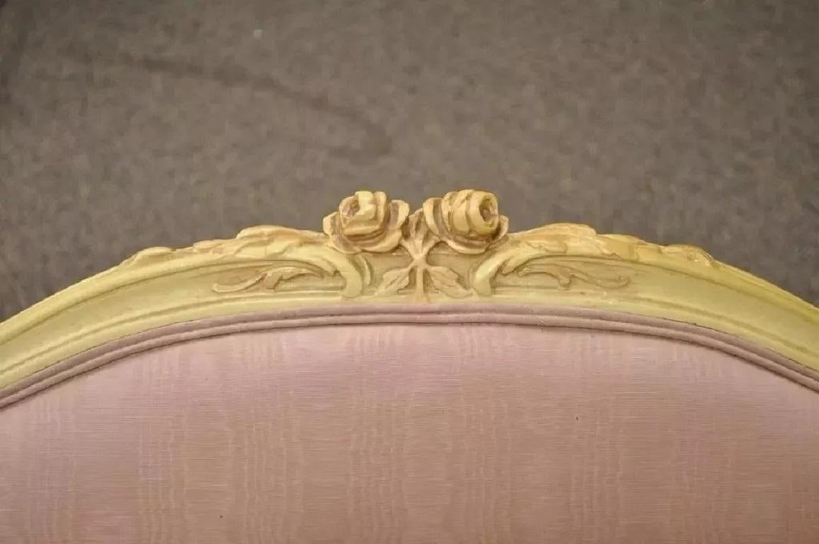 Inconnu Fauteuil de cheminée de style Hollywood Regency français sculpté en crème en vente
