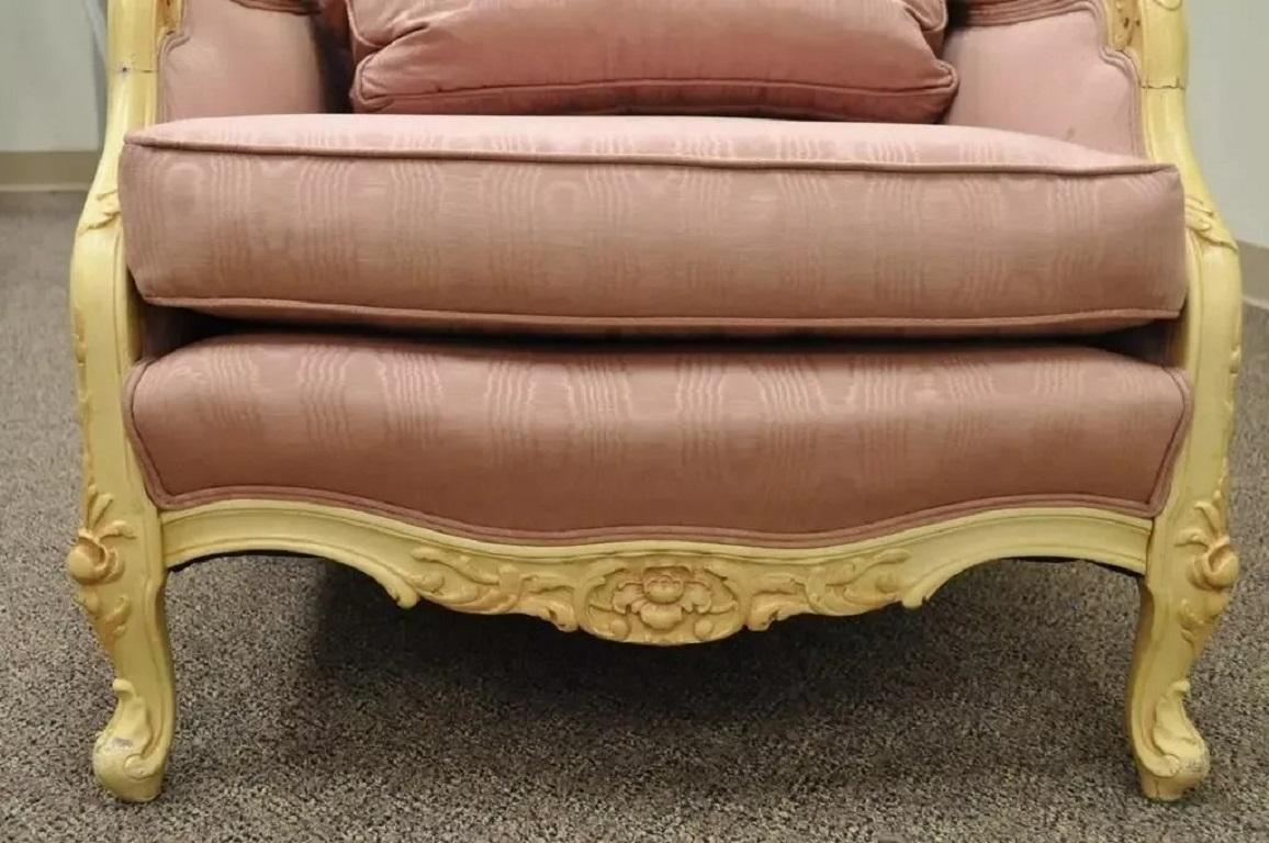 Fauteuil de cheminée de style Hollywood Regency français sculpté en crème Bon état - En vente à Philadelphia, PA