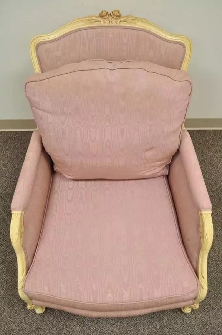 20ième siècle Fauteuil de cheminée de style Hollywood Regency français sculpté en crème en vente