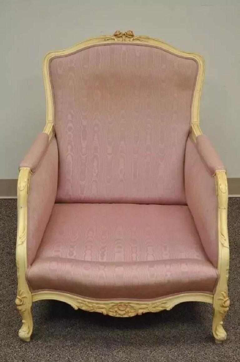 Tissu Fauteuil de cheminée de style Hollywood Regency français sculpté en crème en vente