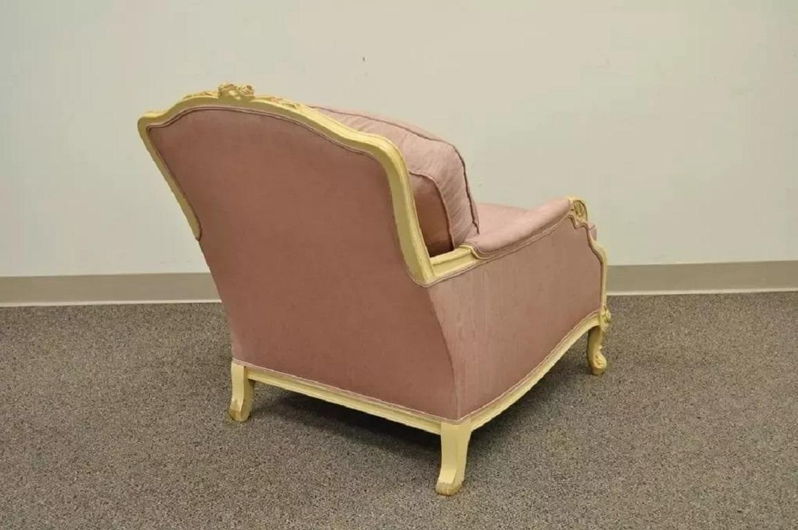 Fauteuil de cheminée de style Hollywood Regency français sculpté en crème en vente 2