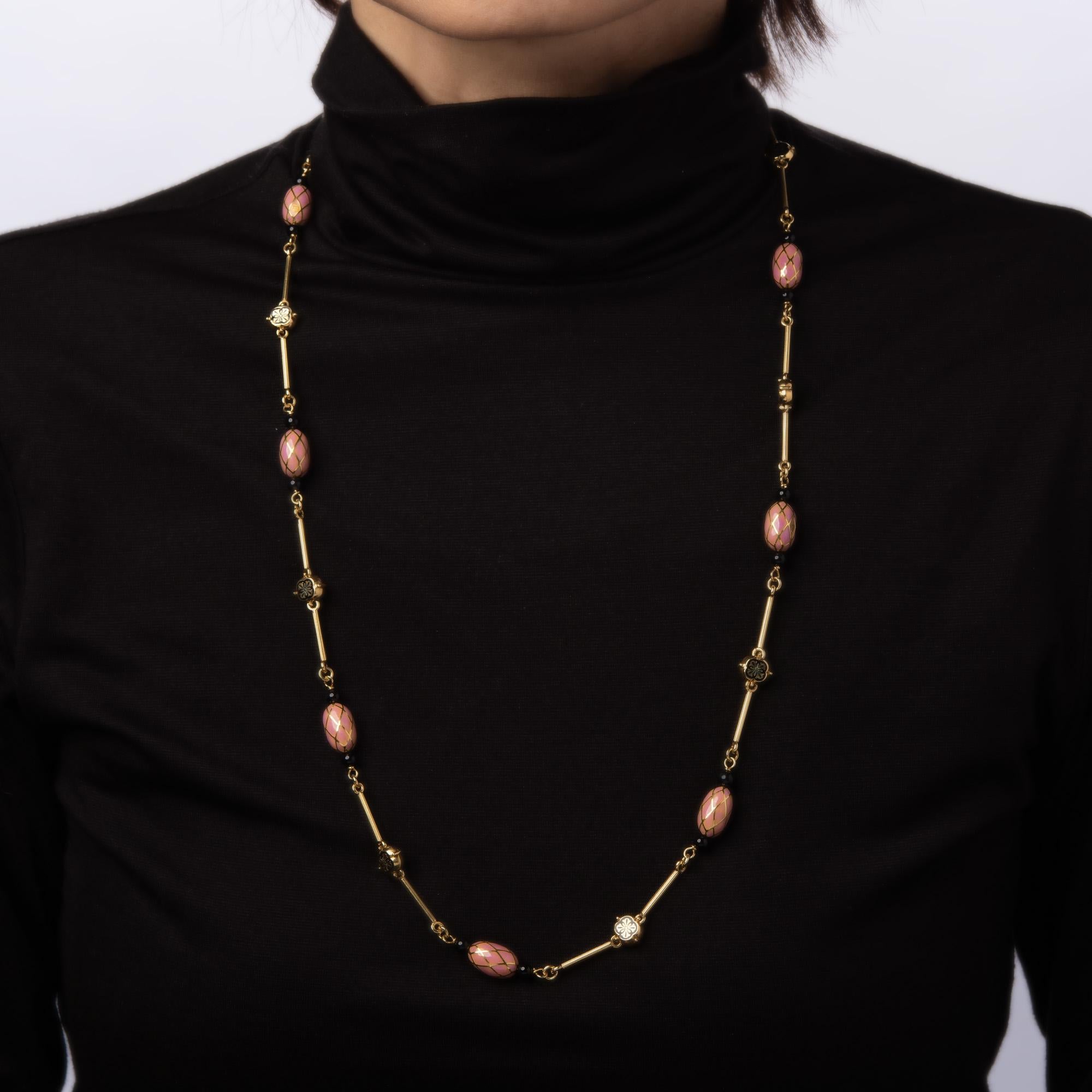 Französische Import-Emaille-Halskette aus 18 Karat Gelbgold, lang, 27 Zoll, rosa schwarzer Onyx (Moderne) im Angebot
