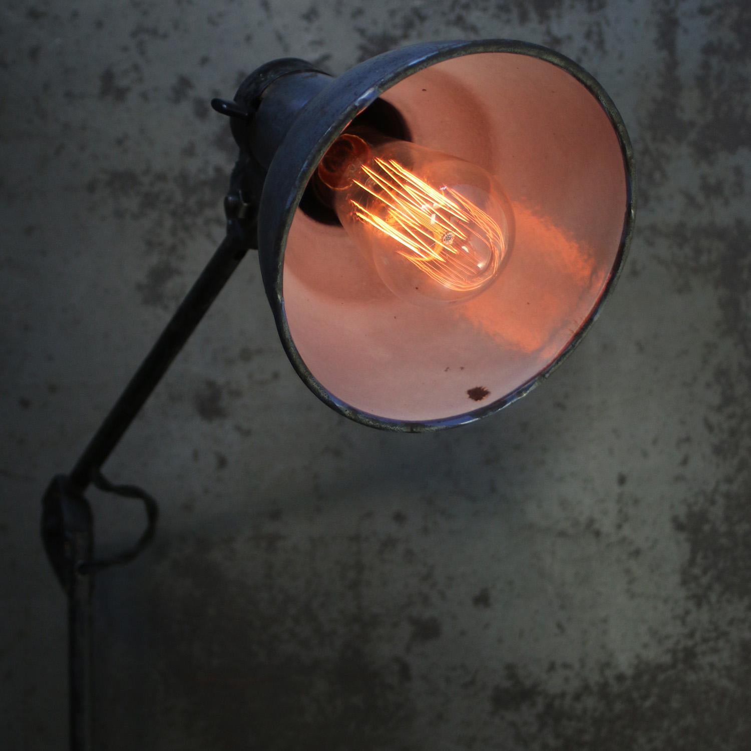 Vintage French Industrial Blue Enamel Machinist Table Light In Good Condition In Amsterdam, NL