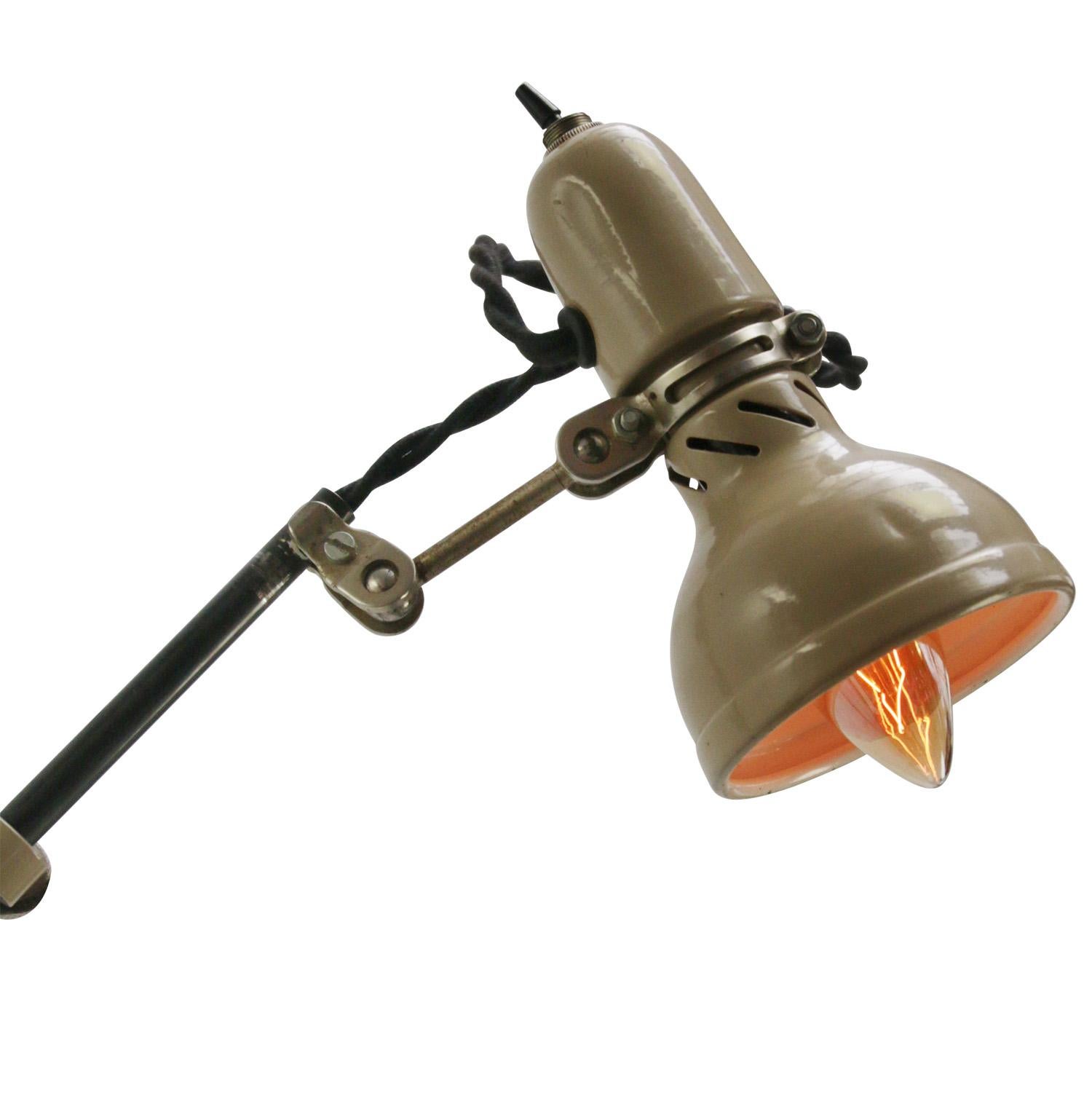 Industrial work light with metal shade by Lumina, France.
Including plug and switch on shade.

Weight: 1.20 kg / 2.6 lb

E14 screw bulb size.

Priced per individual item. All lamps have been made suitable by international standards for