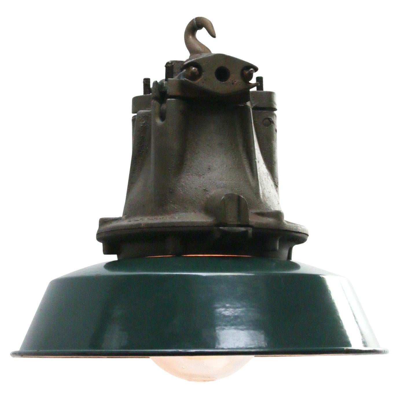 Lampe à suspension industrielle française vintage en fonte émaillée verte et verre transparent 
