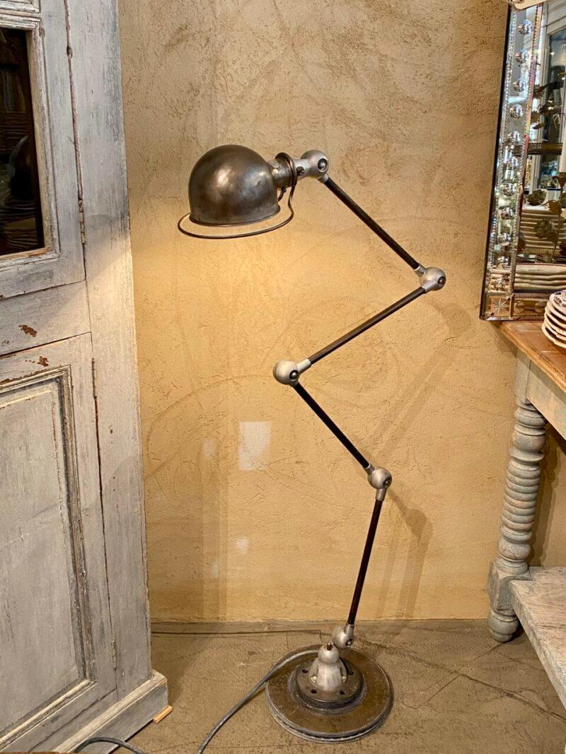 Lampe sur pied industrielle iconique du milieu du siècle par la marque Icone Lyon, France. Conçue par Jean Louis Domecq dans les années 1950. Ancien mécanicien automobile, il lui manquait une lampe de travail flexible et robuste dans son atelier.